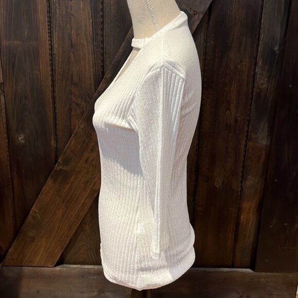 SMF Wonan ribbed creamy white peep hole 3 quarter length sleeve vneck top - Picture 3 of 9